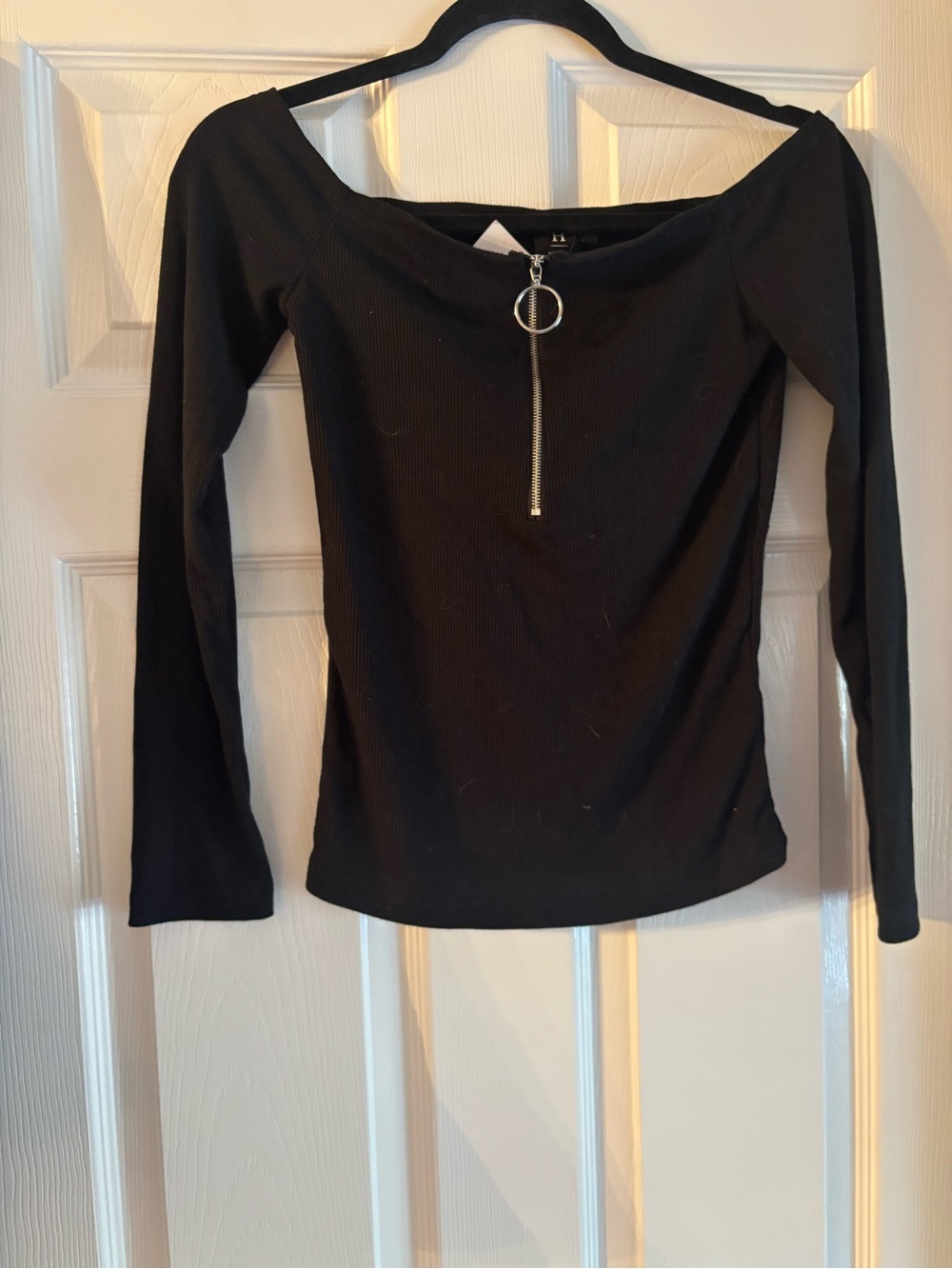 Black Ribbed Long-Sleeve Top with Front Ring Zip